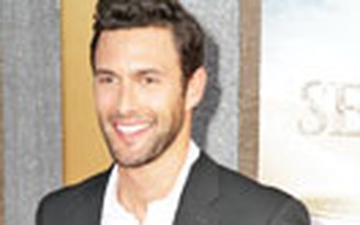 Nam tính như Noah Mills